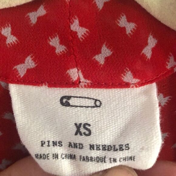 Pins & Needles Anthropology, cute red chiffon top with Tie detail Bow pattern si - Picture 2 of 5